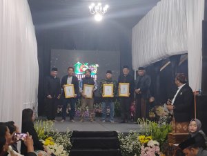 Pemdes Tulungrejo Beri Penghargaan Lencana Wanwa Satata, Kontribusi Mikutopia dalam Mengentaskan Pengangguran, Pemberdayaan, Peningkatan PAD dan UMKM