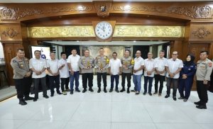 Kapolda Jatim Terima Penghargaan Prapanca Award Dari PWI Jatim