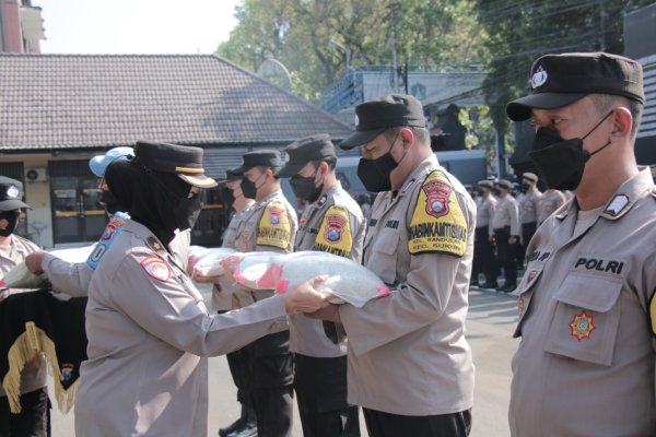 Bentuk Wujud Kepedulian, Polresta Malang Kota Salurkan Bansos Bagi Masyarakat Terdampak BBM dan Covid-19