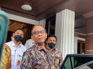 Ogah Mundur Usai Tragedi Stadion Kanjuruhan Malang, Mahfud MD Sentil Iwan Bule