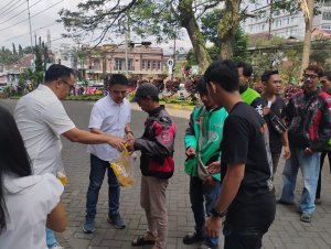 Moment Idul Adha 2026, Manajemen Lippo Plaza Batu Bagikan Daging Kurban dan Minyak Goreng Gratis, Sasaran Ojol dan Warga Masyarakat Sisir-Temas
