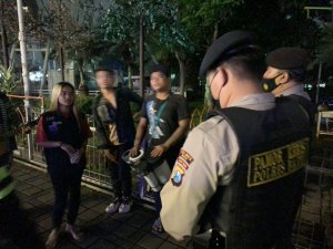 Angka Covid-19 “Naik”, Tim Pamor Keris Polres Batu Gelar Razia Prokes dan Bagikan Masker Gratis